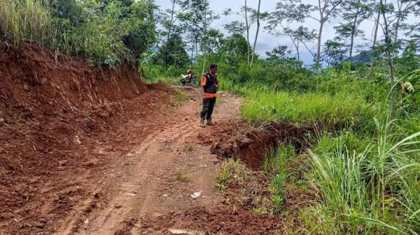 Akses Jalan Desa di Pinara Amblas Dihantam Pergerakan Tanah