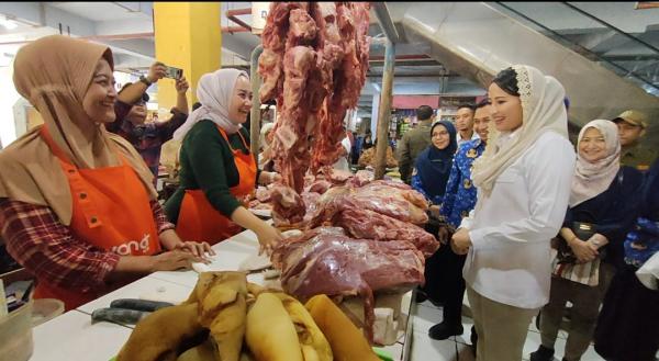 Wakil Menteri Perdagangan Tinjau Harga Bahan Pokok di Pasar Besar Madiun, Puji Warung Tekan Inflasi