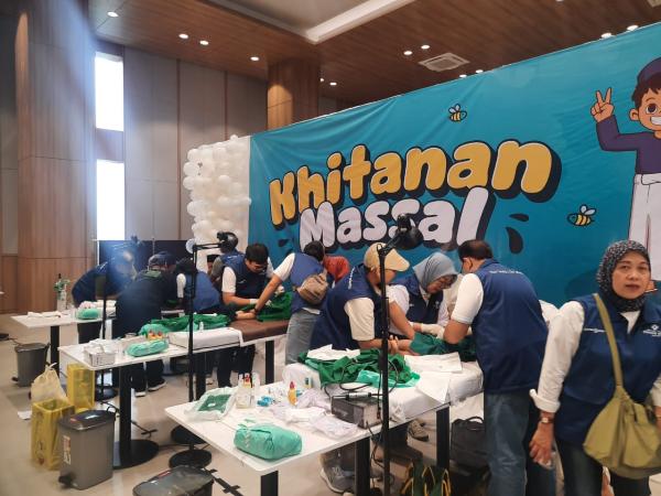Antusias Ratusan Warga Cileungsi Bogor Antre Pengobatan Gratis dan Khitanan Massal