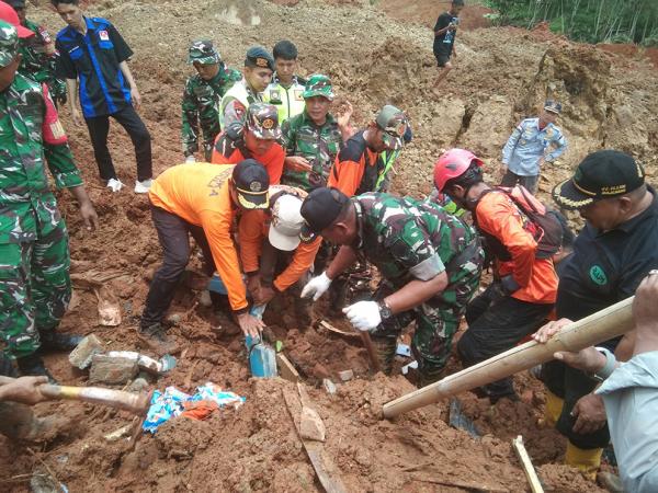 Potret Prajurit Kodam Diponegoro Berjibaku Evakuasi Korban Longsor Cibeunying Cilacap