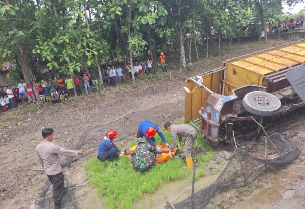 Truk Modifikasi Terperosok ke Sawah, Sopir Tewas Tersengat Listrik di Bojonegoro