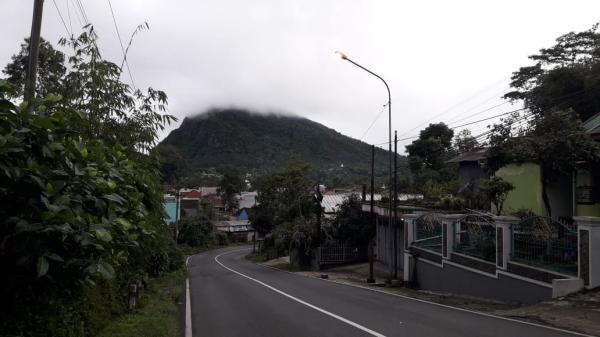 Fenomena Langka di Pemalang: Gunung Jimat Bertudung Putih di Pagi Hari, Surganya Pemburu Sunrise