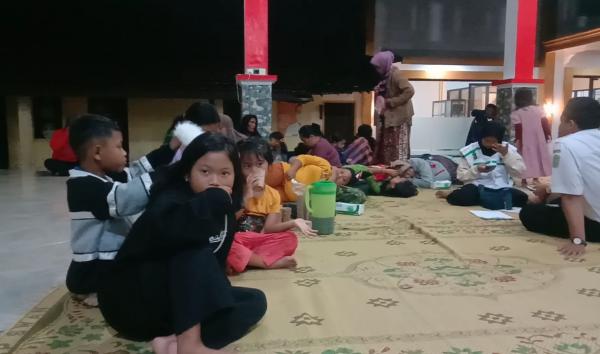 Puluhan Warga Mengungsi Akibat Erupsi Gunung Semeru