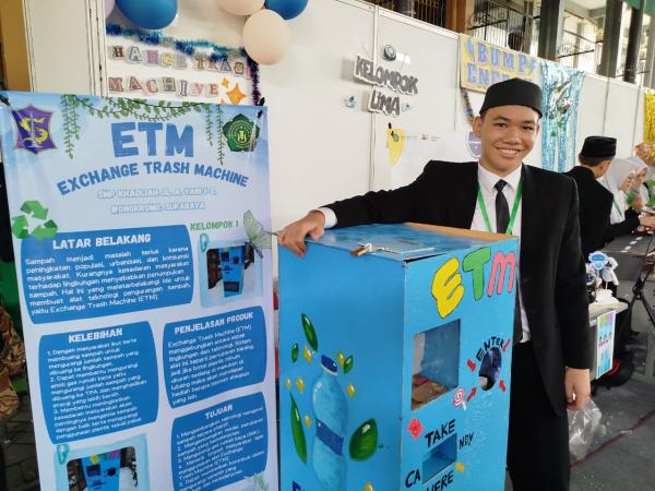 Keren! Siswa SMP Khadijah Surabaya Bikin ATM-nya Para Botol Plastik di Acara 4C on The Stage