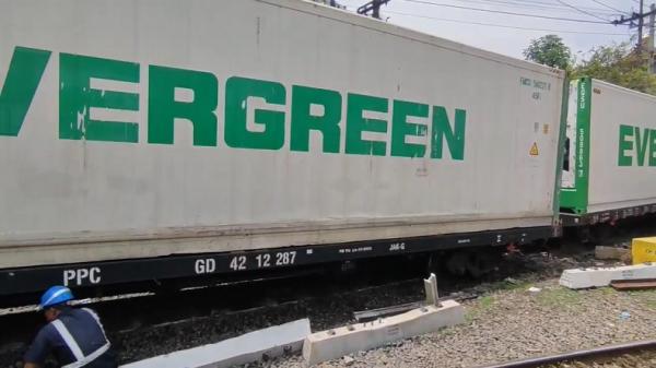 BREAKING NEWS: KA Barang Anjlok di Surabaya, Dentuman Keras Kejutkan Warga Pasar Turi