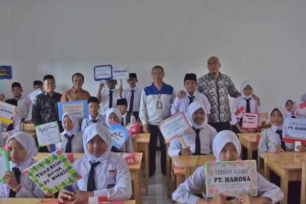 Momen Bahagia Ratusan Santri Sambut Bangunan Baru Madrasah Al Barkah Cikarang