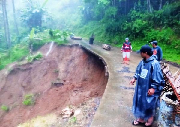 Akses Jalan Cilebak-Ciwaru Terancam Putus usai Longsor, Warga Diminta Waspada
