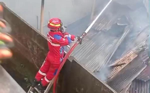 Kebakaran Hanguskan 8 Petak Rumah Semi Permanen di Jalan Adhyaksa Makassar