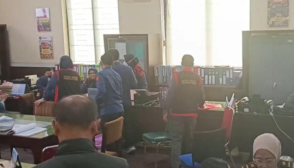 BREAKING NEWS: Kejati Sulsel Geledah Kantor Dinas TPHBun, Ada Apa dengan Bibit Nanas Rp60 Miliar?