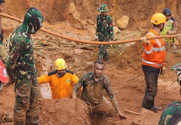 Potret Prajurit Kodam Diponegoro Tak Kenal Lelah Berjibaku Mencari Korban Tertimbun Longsor Cilacap