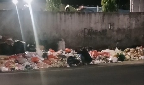 Suasana Jalan di Merak Kian Memprihatinkan, Tumpukan Sampah Tak Kunjung Teratasi