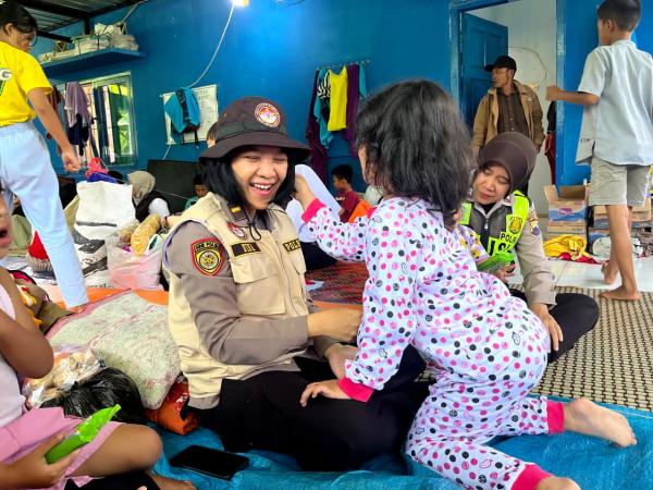 Tim Trauma Healing Pulihkan Tawa Anak-Anak di Pengungsian di Cilacap dan Banjarnegara