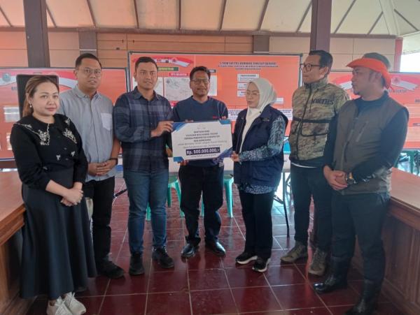 Yayasan Yudhoyono Menyerahkan Bantuan 1 M Untuk Korban Longsor Situkung Banjarnegara