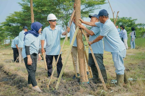 Ratusan Trembesi Ditanam untuk Perbaiki Kualitas Udara di Kawasan Industri