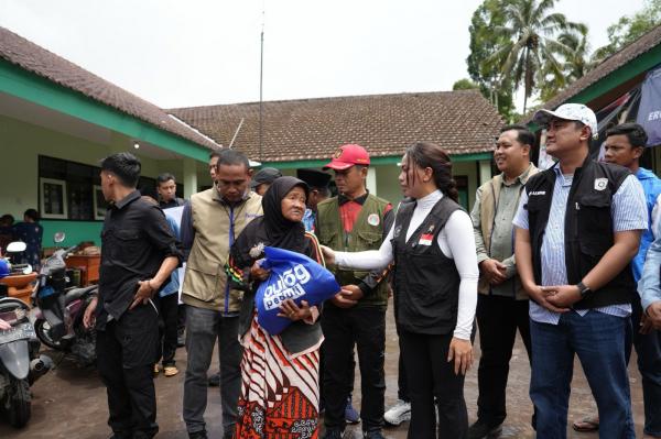 Zita Anjani Salurkan 200 Paket Sembako Bersama Bulog untuk Warga Terdampak Erupsi Semeru