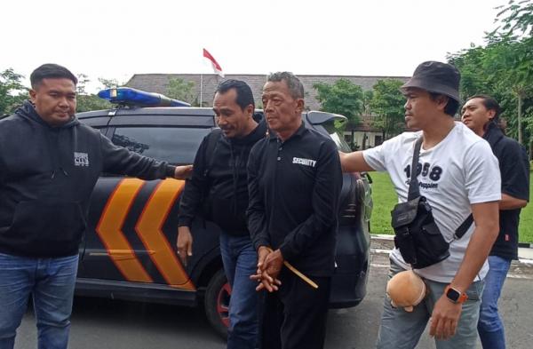 Tiba di Polres Jombang, Begini Tampang Pelaku Pembunuhan Wanita Penjual Kopi