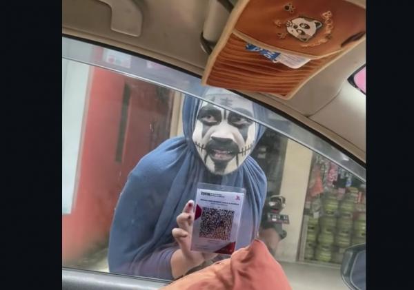 Viral! Pocong Beraksi di Lampu Merah Bandung, Bawa QRIS Bukan Minta Duit Receh
