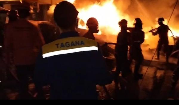 Kebakaran Lapak Ban Gegerkan Warga Cigedong Dalem, Damkar Cilegon Bungkam