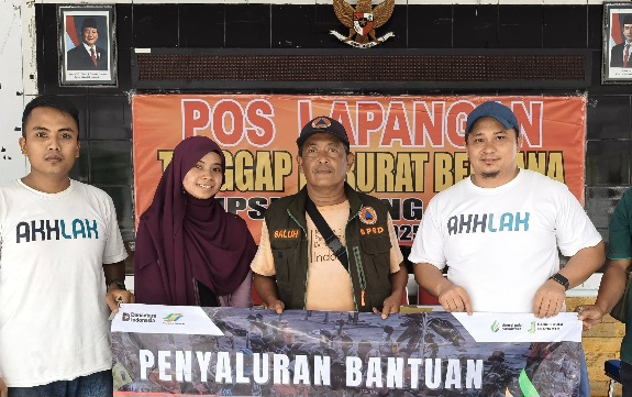 Bantuan Kebutuhan Pokok Disalurkan ke Pengungsi Erupsi Gunung Semeru di Pronojiwo