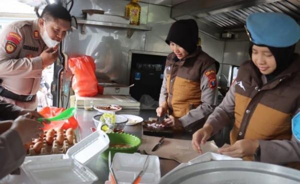 Ratusan Porsi Makanan Disalurkan Setiap Hari bagi Pengungsi Semeru