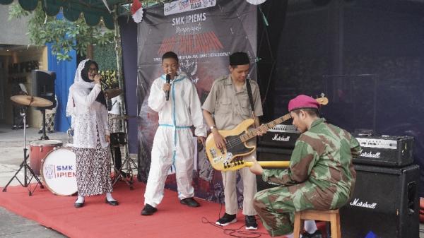 Teater Kolo﻿sal Kemerdekaan Bikin Haru, Siswa dan Guru Ikut Tegang Saat Lagu Gugur Bunga Diputar