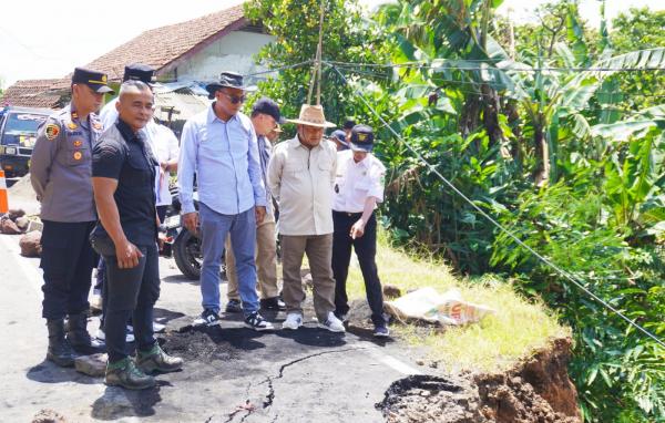 Komisi III Tinjau Jalan Amblas Cipasung-Subang, Dorong Pemda Segera Diperbaiki