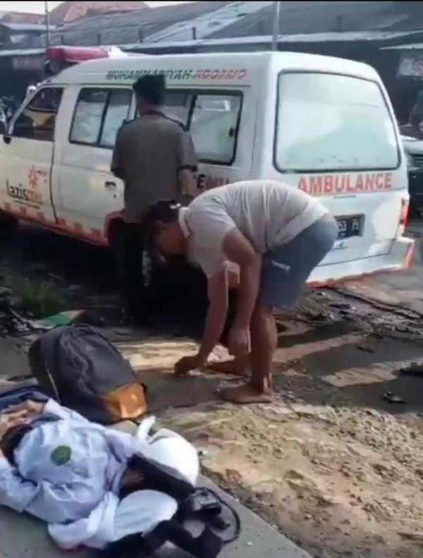 BREAKING NEWS Pelajar Perempuan Tewas di Depan Pasar Tarik, Terjatuh Usai Hindari Lubang Jalan