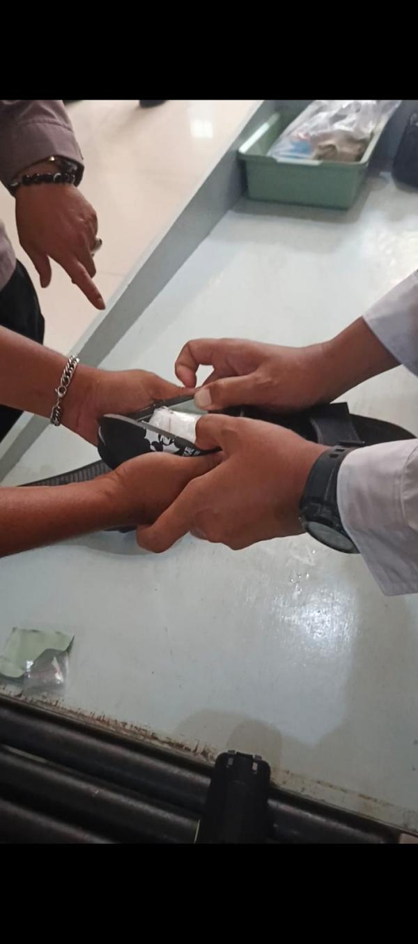 Sabu Diselipkan dalam Sol Sandal, Aksi Penyelundupan di Lapas Porong Digagalkan Petugas