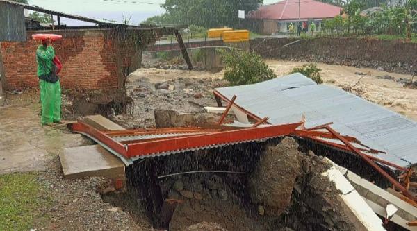 Derasnya Batang Aia Malalo Hancurkan Rumah dan Jembatan