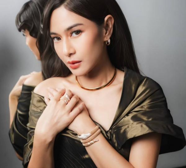 Viral! Perhiasan Bergaya Ular yang Dipakai Dian Sastrowardoyo Beharga Rp2 Miliar