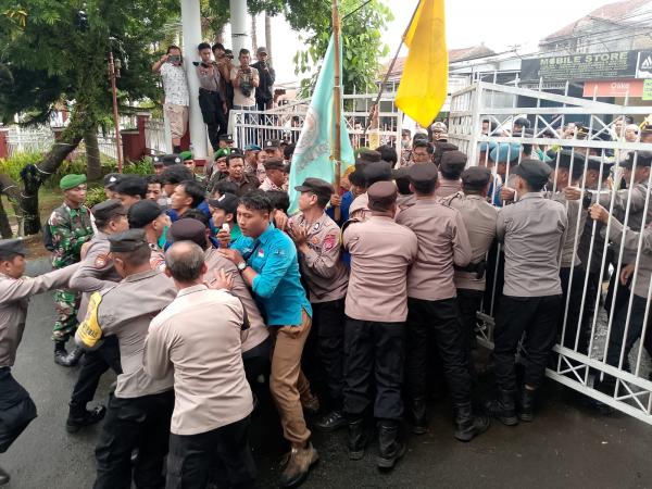 Tolak RUU KUHP, Aliansi BEM Universitas Sewilayah Kuningan Demo DPRD