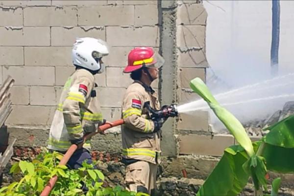 Gudang Diduga Tempat Bikin Petasan Terbakar di Indramayu, Damkar Kerahkan Tiga Armada