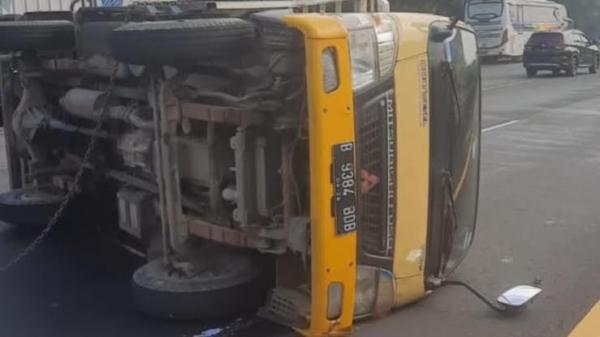 Kecelakaan Tunggal di Puncak: Truk Bermuatan Sepatu Terguling, Sopir Diduga Kurang Konsentrasi