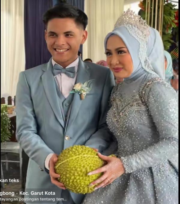 Viral! Ulah Sepasang Pengantin di Garut Lempar Durian ke Tamu Undangan bikin Ngakak 