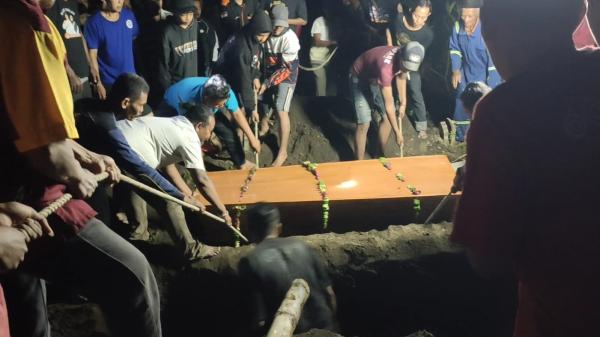 Suasana Duka Iringi Pemakaman Ibu Dan Anak Korban Pembunuhan di Nganjuk