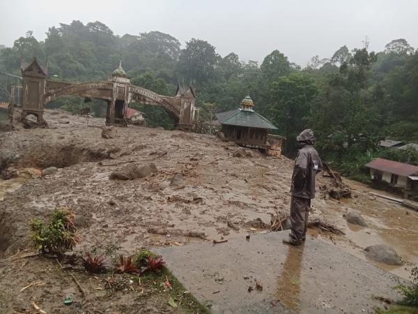 Arus Sungai Mendadak Meluap, Puluhan Orang Diduga Tertimbun Lumpur di Lembah Anai