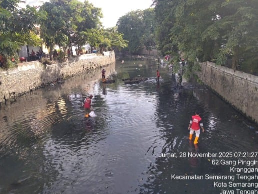 Pemkot Semarang Resik-resik Kali Semarang