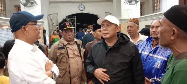 Wakil Ketua DPR RI Turun Tangan! Temukan Lansia Terjebak di Atap Saat Tinjau Banjir Medan