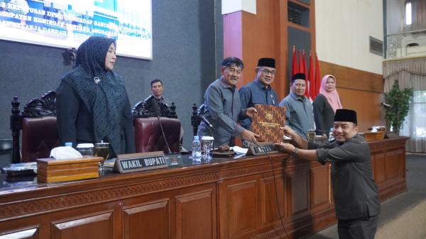 APBD Kuningan Disahkan, DPRD Kritik Kinerja OPD Penghasil PAD