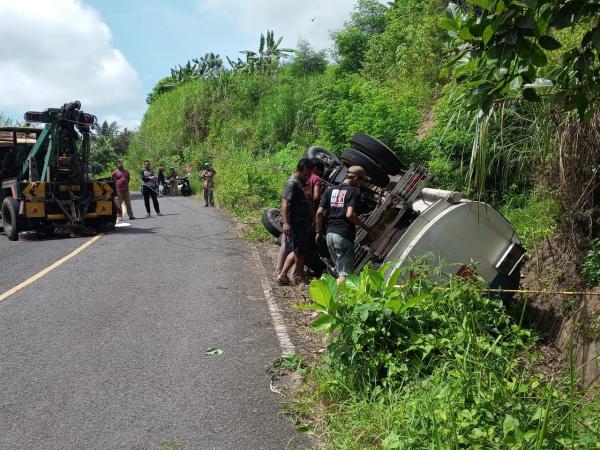 Truk Pengangkut BBM Terguling di Jalur Lintas Selatan, Sopir Masih Diburu Polisi