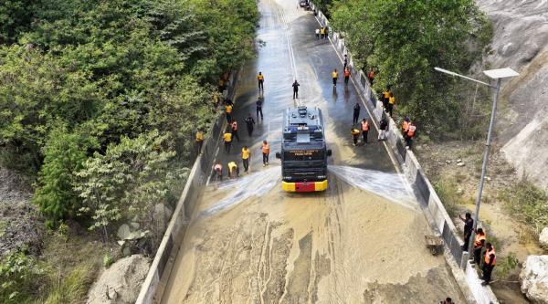 Polda Papua Gerak Cepat Bersihkan Longsor di Ringroad, Arus Lalu Lintas Kembali Normal