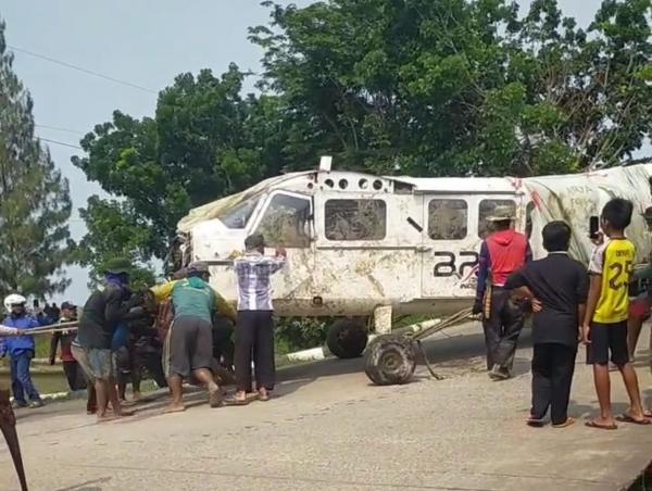 Aparatur Desa dan Warga Gotongroyong Evakuasi Bangkai Pesawat yang Jatuh di Karawang
