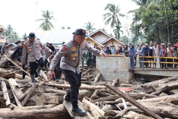 Menhut  dan Kapolda Riau Terjun ke Lokasi Bencana di  Sumaterra Barat, Percepat Evakuasi dan Bantuan