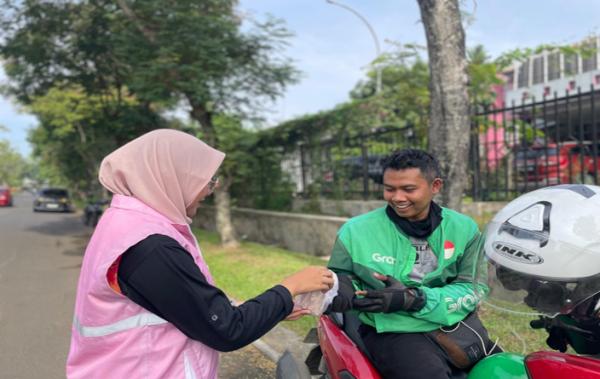 Dukung Ekonomi Warga! PLN UP3 Cikarang Libatkan UMKM dalam Pembagian Sarapan Gratis