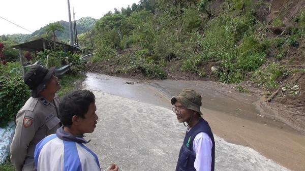 Warga Sungai Landia Terjebak Berhari-hari, Longsor Timbun Akses Utama di Agam