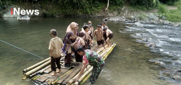 Potret Haru dari Tapua: Babinsa Sigap Antar Pelajar Seberangi Sungai Tanpa Jembatan