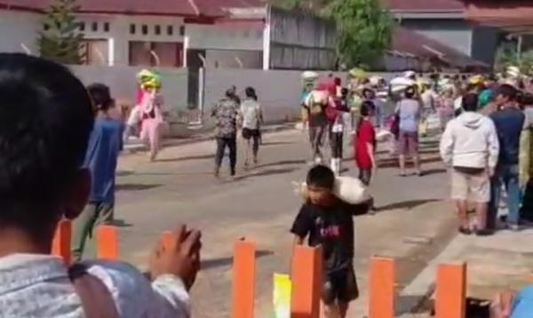 Dilanda Banjir dan Krisis Pangan, Warga Serbu Gudang Bulog Sibolga