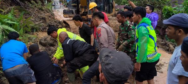Anggota Koramil 23 Adiankoting Bersama Tim Gabungan Temukan 7 Korban Longsor di Desa Sibalanga