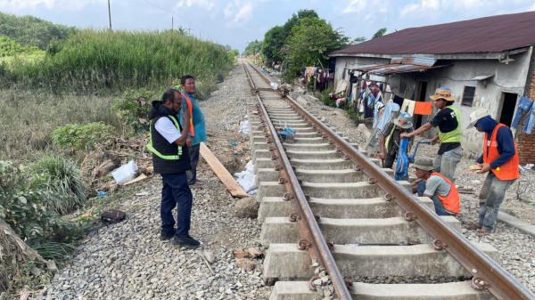 Perjalanan KA Srilelawangsa Medan-Binjai Dibatalkan Akibat Jalur Tergerus Banjir
