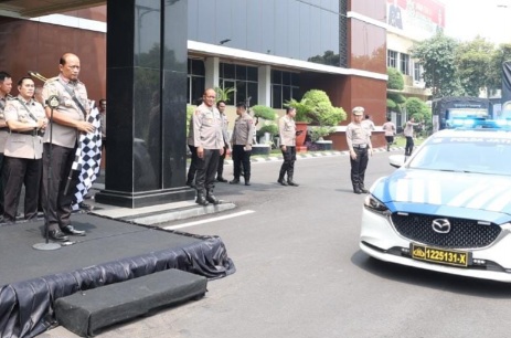 Polda Jatim Kirim Bantuan Pangan dan Sandang untuk Korban Banjir dan Longsor di Sumatera